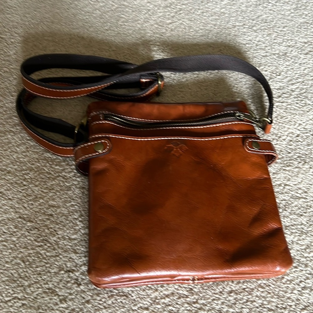 Patricia Nash Cross body adjustable purse. So many pockets. Excellent condition.
